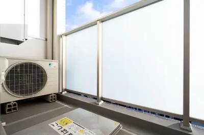 a room with a air conditioner on a balcony at \u30eb\u30af\u30ec\u897f\u65b0\u5bbf in Tokyo