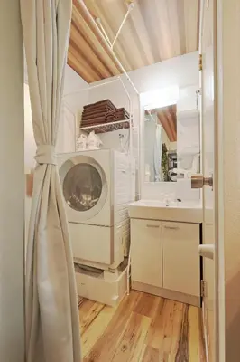 a kitchen with a microwave and a sink at V Close to Shinjuku Kabukicho Korean Town FrWIFI G in Tokyo