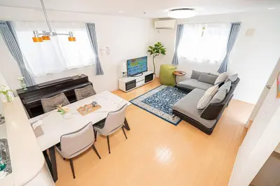 a living room with a table and a couch at new open \u8cb8\u5207\u4e00\u8ed2\u5bb6 \u65b0\u5927\u4e45\u4fdd\u99c5\u5f92\u6b6913\u5206 \u5927\u4e45\u4fdd\u99c5\u5f92\u6b697\u5206 \u897f\u65b0\u5bbf\u99c5\u5f92\u6b699\u5206 in Tokyo