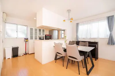 a kitchen and dining room with a table and chairs at new open \u8cb8\u5207\u4e00\u8ed2\u5bb6 \u65b0\u5927\u4e45\u4fdd\u99c5\u5f92\u6b6913\u5206 \u5927\u4e45\u4fdd\u99c5\u5f92\u6b697\u5206 \u897f\u65b0\u5bbf\u99c5\u5f92\u6b699\u5206 in Tokyo