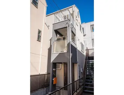 a building with a balcony on the side of it at new open \u8cb8\u5207\u4e00\u8ed2\u5bb6 \u65b0\u5927\u4e45\u4fdd\u99c5\u5f92\u6b6913\u5206 \u5927\u4e45\u4fdd\u99c5\u5f92\u6b697\u5206 \u897f\u65b0\u5bbf\u99c5\u5f92\u6b699\u5206 in Tokyo