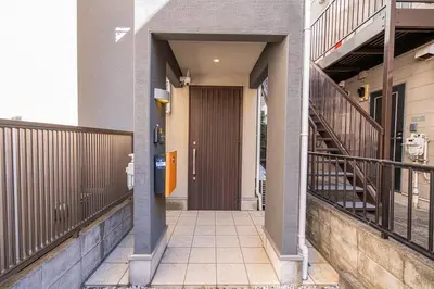 a hallway of a building with a brown door and stairs at new open \u8cb8\u5207\u4e00\u8ed2\u5bb6 \u65b0\u5927\u4e45\u4fdd\u99c5\u5f92\u6b6913\u5206 \u5927\u4e45\u4fdd\u99c5\u5f92\u6b697\u5206 \u897f\u65b0\u5bbf\u99c5\u5f92\u6b699\u5206 in Tokyo
