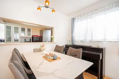 a dining room with a white table and chairs at new open \u8cb8\u5207\u4e00\u8ed2\u5bb6 \u65b0\u5927\u4e45\u4fdd\u99c5\u5f92\u6b6913\u5206 \u5927\u4e45\u4fdd\u99c5\u5f92\u6b697\u5206 \u897f\u65b0\u5bbf\u99c5\u5f92\u6b699\u5206 in Tokyo