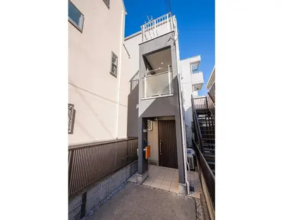 a white building with a door and a balcony at new open \u8cb8\u5207\u4e00\u8ed2\u5bb6 \u65b0\u5927\u4e45\u4fdd\u99c5\u5f92\u6b6913\u5206 \u5927\u4e45\u4fdd\u99c5\u5f92\u6b697\u5206 \u897f\u65b0\u5bbf\u99c5\u5f92\u6b699\u5206 in Tokyo