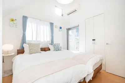 a white bedroom with a large bed and a window at new open \u8cb8\u5207\u4e00\u8ed2\u5bb6 \u65b0\u5927\u4e45\u4fdd\u99c5\u5f92\u6b6913\u5206 \u5927\u4e45\u4fdd\u99c5\u5f92\u6b697\u5206 \u897f\u65b0\u5bbf\u99c5\u5f92\u6b699\u5206 in Tokyo