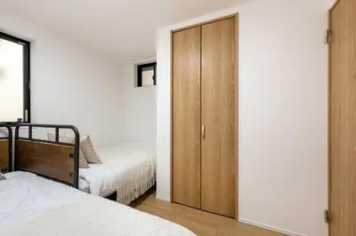 a bedroom with two beds and a closet at \u677e\u6c5f7\u4e01\u76ee\u6238\u5efa in Tokyo