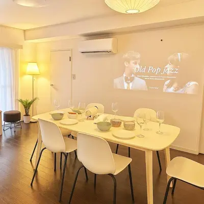 a dining room with a table and chairs at Open #\uc2e0\uc8fc\ucfe05\ubd84#\uc2dc\ubd80\uc57c10\ubd84#\uc624\ucfe0\ubcf4\uc5ed3\ubd84#\ub2e4\ub2e4\ubbf8\uc544\ud30c\ud2b8#\uce68\uc2e43\uac1c#\ube54\ud504\ub85c\uc81d\ud130#84m2#\ubca0\uc2a4\ud2b8\uc2ac\ub9bd\ub9e4\ud2b8\ub9ac\uc2a4 in Tokyo
