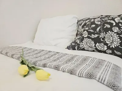 two yellow roses on a bed with a pillow at Open #\uc2e0\uc8fc\ucfe05\ubd84#\uc2dc\ubd80\uc57c10\ubd84#\uc624\ucfe0\ubcf4\uc5ed3\ubd84#\ub2e4\ub2e4\ubbf8\uc544\ud30c\ud2b8#\uce68\uc2e43\uac1c#\ube54\ud504\ub85c\uc81d\ud130#84m2#\ubca0\uc2a4\ud2b8\uc2ac\ub9bd\ub9e4\ud2b8\ub9ac\uc2a4 in Tokyo