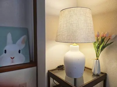 a lamp on a table next to a vase of flowers at Open #\uc2e0\uc8fc\ucfe05\ubd84#\uc2dc\ubd80\uc57c10\ubd84#\uc624\ucfe0\ubcf4\uc5ed3\ubd84#\ub2e4\ub2e4\ubbf8\uc544\ud30c\ud2b8#\uce68\uc2e43\uac1c#\ube54\ud504\ub85c\uc81d\ud130#84m2#\ubca0\uc2a4\ud2b8\uc2ac\ub9bd\ub9e4\ud2b8\ub9ac\uc2a4 in Tokyo