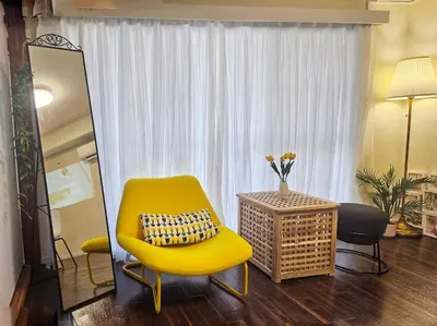 a yellow chair sitting in a room with a mirror at Open #\uc2e0\uc8fc\ucfe05\ubd84#\uc2dc\ubd80\uc57c10\ubd84#\uc624\ucfe0\ubcf4\uc5ed3\ubd84#\ub2e4\ub2e4\ubbf8\uc544\ud30c\ud2b8#\uce68\uc2e43\uac1c#\ube54\ud504\ub85c\uc81d\ud130#84m2#\ubca0\uc2a4\ud2b8\uc2ac\ub9bd\ub9e4\ud2b8\ub9ac\uc2a4 in Tokyo