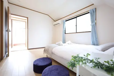 a bedroom with two beds and a window at \u6c60\u888b\u7535\u8f663\u5206\u65b0\u5bbf11\u5206\u6da9\u8c3718\u5206\u94f6\u5ea724\u5206\u99c5\u307e\u3067\u5f92\u6b695\u5206\u8cb8\u5207\u6700\u59278\u4eba in Tokyo
