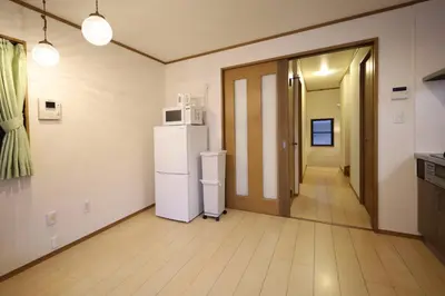 an empty room with a refrigerator and a hallway at \u6c60\u888b\u7535\u8f663\u5206\u65b0\u5bbf11\u5206\u6da9\u8c3718\u5206\u94f6\u5ea724\u5206\u99c5\u307e\u3067\u5f92\u6b695\u5206\u8cb8\u5207\u6700\u59278\u4eba in Tokyo