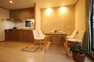 a kitchen and dining room with a table and chairs at \u6c60\u888b\u7535\u8f663\u5206\u65b0\u5bbf11\u5206\u6da9\u8c3718\u5206\u94f6\u5ea724\u5206\u99c5\u307e\u3067\u5f92\u6b695\u5206\u8cb8\u5207\u6700\u59278\u4eba in Tokyo