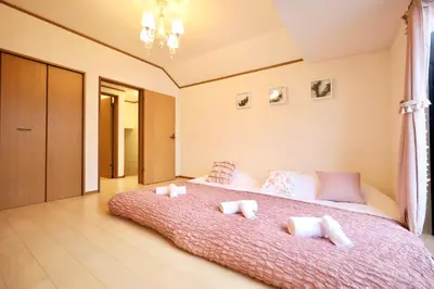 a bedroom with a large bed with pillows on it at \u6c60\u888b\u7535\u8f663\u5206\u65b0\u5bbf11\u5206\u6da9\u8c3718\u5206\u94f6\u5ea724\u5206\u99c5\u307e\u3067\u5f92\u6b695\u5206\u8cb8\u5207\u6700\u59278\u4eba in Tokyo