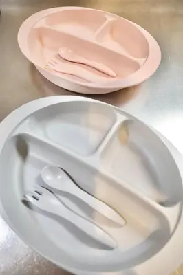 two plates and two utensils sitting on a table at \u6c60\u888b\u7535\u8f663\u5206\u65b0\u5bbf11\u5206\u6da9\u8c3718\u5206\u94f6\u5ea724\u5206\u99c5\u307e\u3067\u5f92\u6b695\u5206\u8cb8\u5207\u6700\u59278\u4eba in Tokyo