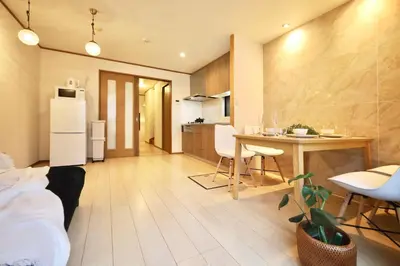 a kitchen and living room with a table and chairs at \u6c60\u888b\u7535\u8f663\u5206\u65b0\u5bbf11\u5206\u6da9\u8c3718\u5206\u94f6\u5ea724\u5206\u99c5\u307e\u3067\u5f92\u6b695\u5206\u8cb8\u5207\u6700\u59278\u4eba in Tokyo