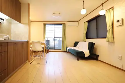 a kitchen with a couch and a table in a room at \u6c60\u888b\u7535\u8f663\u5206\u65b0\u5bbf11\u5206\u6da9\u8c3718\u5206\u94f6\u5ea724\u5206\u99c5\u307e\u3067\u5f92\u6b695\u5206\u8cb8\u5207\u6700\u59278\u4eba in Tokyo