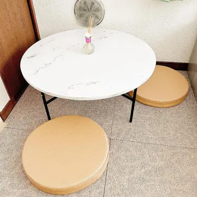 a table and two stools with a white table and two chairs at Lucky House\u65b0\u5bbf21 in Tokyo