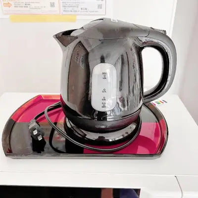 a blender sitting on a tray on a counter at Lucky House\u65b0\u5bbf21 in Tokyo