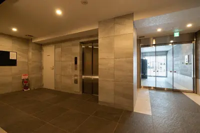 a lobby with a elevator in a building at \u30a2\u30fc\u30d0\u30f3\u30d1\u30fc\u30af\u672c\u6240\u543e\u59bb\u6a4b in Tokyo