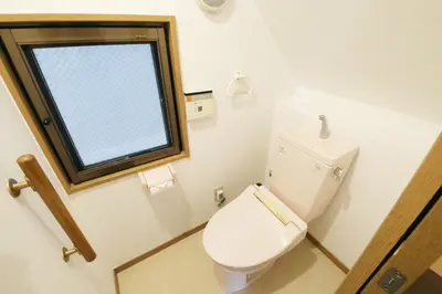 a bathroom with a toilet with a window at Voere\u5927\u4e95\u753a 201 in Tokyo