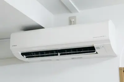 a white air conditioner hanging from a ceiling at Voere\u5927\u4e95\u753a 201 in Tokyo