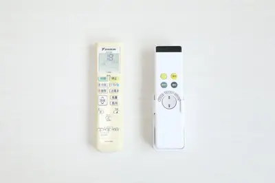 a wii remote control next to a remote control at Voere\u5927\u4e95\u753a 302 in Tokyo