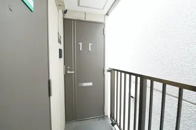a hallway with a door in a building at Voere\u5927\u4e95\u753a 302 in Tokyo
