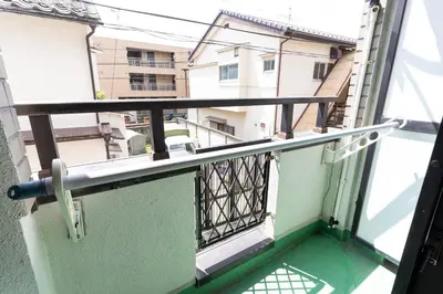 an empty balcony with a view of a building at \u30a8\u30b9\u30ab\u30eb\u690e\u540d\u753a in Tokyo