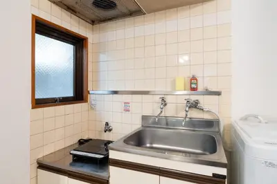a small kitchen with a sink and a window at \u30e1\u30be\u30f3\u7d4c\u5802 in Tokyo