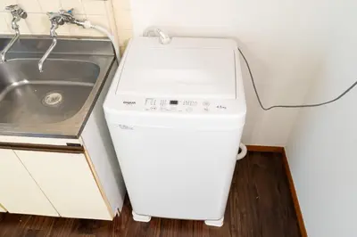 a washer and dryer in a kitchen next to a sink at \u30e1\u30be\u30f3\u7d4c\u5802 in Tokyo
