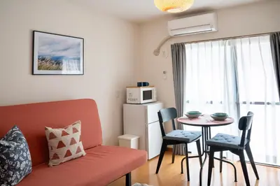 a living room with a couch and a table at \u65b0\u5bbf\u4e00\u7ad95\u5206\u949f-201-\u9910\u9986\u8d2d\u7269\u8857-\u5b89\u9759\u54c1\u8d28\u516c\u5bd3-\u76f4\u8fbe\u7687\u5c45\u79cb\u53f6\u539f in Tokyo
