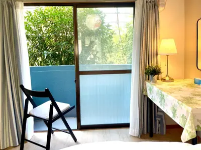 a room with a chair and a table and a window at \u65b0\u5bbf\u4e00\u7ad95\u5206\u949f-201-\u9910\u9986\u8d2d\u7269\u8857-\u5b89\u9759\u54c1\u8d28\u516c\u5bd3-\u76f4\u8fbe\u7687\u5c45\u79cb\u53f6\u539f in Tokyo