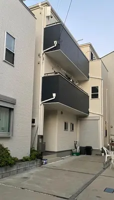 an apartment building with a balcony and a parking lot at \u6771\u4eac\u5c0f\u5ca9\u4e0e\u623f\u4e1c\u540c\u4f4fmishe in Tokyo
