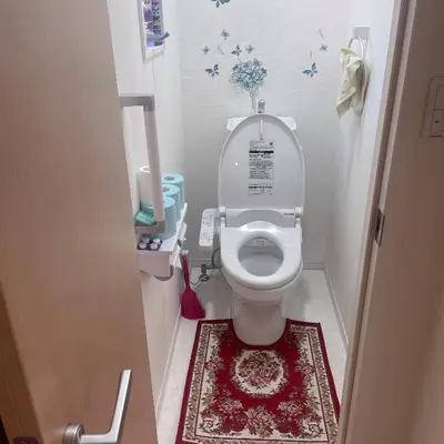 a small bathroom with a toilet with blue stars on the wall at \u6771\u4eac\u5c0f\u5ca9\u4e0e\u623f\u4e1c\u540c\u4f4fmishe in Tokyo