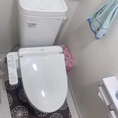 a white toilet in a small bathroom with a phone at \u6771\u4eac\u5c0f\u5ca9\u4e0e\u623f\u4e1c\u540c\u4f4fmishe in Tokyo