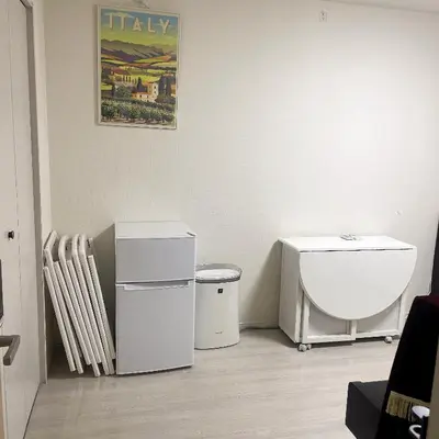 a bathroom with a toilet and a trash can at \u6771\u4eac\u5c0f\u5ca9\u4e0e\u623f\u4e1c\u540c\u4f4fmishe in Tokyo