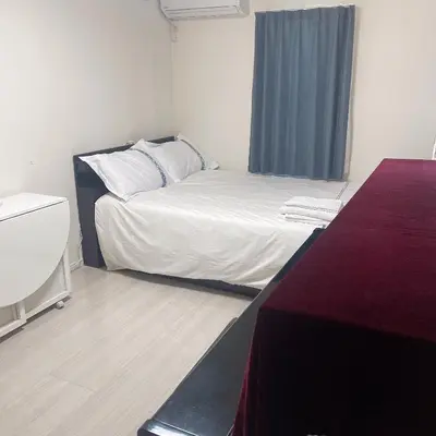 a small room with a bed and a window at \u6771\u4eac\u5c0f\u5ca9\u4e0e\u623f\u4e1c\u540c\u4f4fmishe in Tokyo