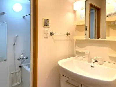 a bathroom with a sink and a mirror at \u65b0\u5bbf\u4e00\u7ad95\u5206\u949f-303-\u9910\u9986\u8d2d\u7269\u8857-\u5b89\u9759\u54c1\u8d28\u516c\u5bd3-\u76f4\u8fbe\u7687\u5c45\u79cb\u53f6\u539f in Tokyo