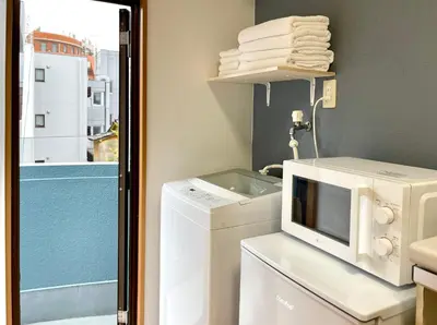 a microwave oven sitting on top of a washing machine at \u65b0\u5bbf\u4e00\u7ad95\u5206\u949f-303-\u9910\u9986\u8d2d\u7269\u8857-\u5b89\u9759\u54c1\u8d28\u516c\u5bd3-\u76f4\u8fbe\u7687\u5c45\u79cb\u53f6\u539f in Tokyo