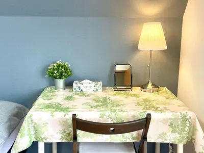 a table with a lamp and flowers on it at \u65b0\u5bbf\u4e00\u7ad95\u5206\u949f-304-\u9910\u9986\u8d2d\u7269\u8857-\u5b89\u9759\u54c1\u8d28\u516c\u5bd3-\u76f4\u8fbe\u7687\u5c45\u79cb\u53f6\u539f in Tokyo