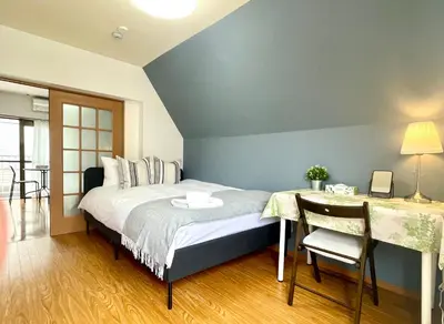 a bedroom with a bed and a table and chair at \u65b0\u5bbf\u4e00\u7ad95\u5206\u949f-304-\u9910\u9986\u8d2d\u7269\u8857-\u5b89\u9759\u54c1\u8d28\u516c\u5bd3-\u76f4\u8fbe\u7687\u5c45\u79cb\u53f6\u539f in Tokyo