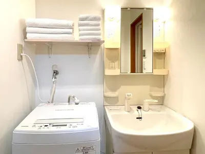 a small bathroom with a sink and a mirror at \u65b0\u5bbf\u4e00\u7ad95\u5206\u949f-304-\u9910\u9986\u8d2d\u7269\u8857-\u5b89\u9759\u54c1\u8d28\u516c\u5bd3-\u76f4\u8fbe\u7687\u5c45\u79cb\u53f6\u539f in Tokyo