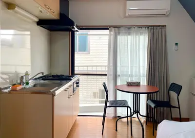 a kitchen with a table and a small table with chairs at \u65b0\u5bbf\u4e00\u7ad95\u5206\u949f-304-\u9910\u9986\u8d2d\u7269\u8857-\u5b89\u9759\u54c1\u8d28\u516c\u5bd3-\u76f4\u8fbe\u7687\u5c45\u79cb\u53f6\u539f in Tokyo