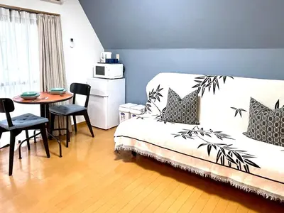 a bedroom with a bed and a table with chairs at \u65b0\u5bbf\u4e00\u7ad95\u5206\u949f-304-\u9910\u9986\u8d2d\u7269\u8857-\u5b89\u9759\u54c1\u8d28\u516c\u5bd3-\u76f4\u8fbe\u7687\u5c45\u79cb\u53f6\u539f in Tokyo