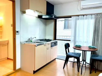 a kitchen with a table and a sink and a stove at \u65b0\u5bbf\u4e00\u7ad95\u5206\u949f-304-\u9910\u9986\u8d2d\u7269\u8857-\u5b89\u9759\u54c1\u8d28\u516c\u5bd3-\u76f4\u8fbe\u7687\u5c45\u79cb\u53f6\u539f in Tokyo