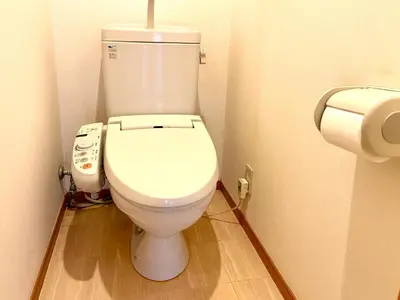 a bathroom with a white toilet in a room at \u65b0\u5bbf\u4e00\u7ad95\u5206\u949f-304-\u9910\u9986\u8d2d\u7269\u8857-\u5b89\u9759\u54c1\u8d28\u516c\u5bd3-\u76f4\u8fbe\u7687\u5c45\u79cb\u53f6\u539f in Tokyo