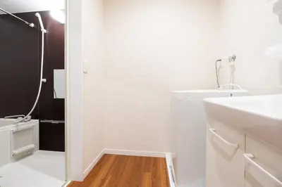 a white bathroom with a sink and a toilet at \u6a2a\u5ddd\u30cf\u30a6\u30b9 in Tokyo