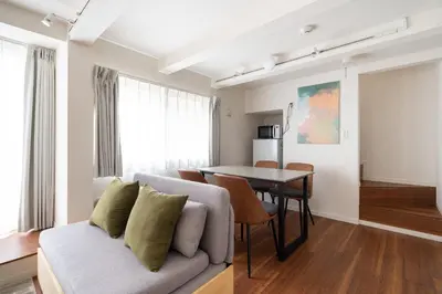 a living room with a couch and a table at \u6a2a\u5ddd\u30cf\u30a6\u30b9 in Tokyo
