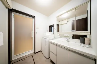 a white bathroom with a sink and a mirror at \u6c60\u888b\u5f92\u6b6911\u5206\u8981\u753a\u99c53\u5206 3\u968e\u5efa\u3066\u4e00\u8ed2\u5bb6 \u6700\u59278\u4eba \u8cb8\u5207 \u30ad\u30c3\u30c1\u30f3\u8a2d\u5099\u5b8c\u5099 \u5bdd\u5ba44\u3064 \u30c8\u30a4\u30ec2\u3064 in Tokyo